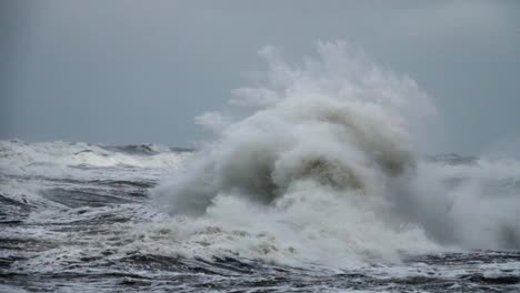 Alta-ola-rompiendo-en-las-rocas-de-la-costa.-Muy-gran-ola-aplastante-Costa,-gran-ola-hermoso-océano.-Movimiento-súper-lento.