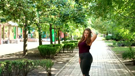 Modelo-chica-posando-en-una-ciudad-de-verano-soleado-Parque-de-sobrepeso.-Cámara-lenta.