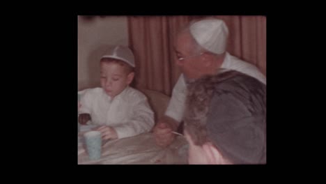 Familia-judía-1956-comer-en-el-Séder-de-Pascua