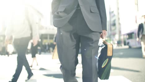 Japanischer-Geschäftsmann,-der-morgens-zur-Arbeit-gehen