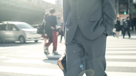 Japanischer-Geschäftsmann,-der-morgens-zur-Arbeit-gehen