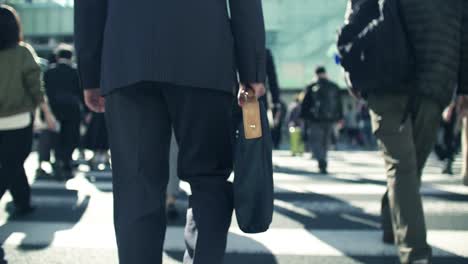 Japanischer-Geschäftsmann,-der-morgens-zur-Arbeit-gehen