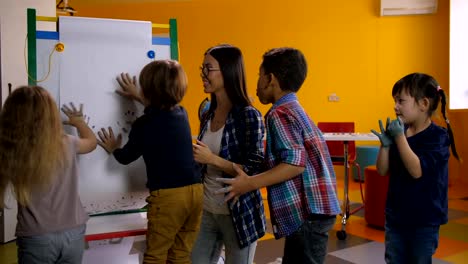 Alegre-diversas-huellas-de-pintura-en-clase-a-los-niños