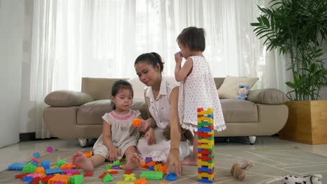 Mujer-jugando-con-los-niños