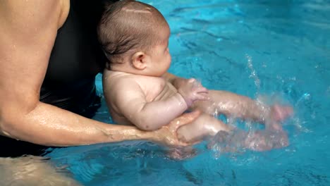 Bebé-hacer-ejercicios-en-la-piscina