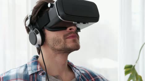 Junger-Mann-trägt-Virtual-Reality-Gerät