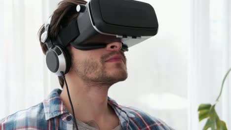 El-hombre-joven-que-usa-un-dispositivo-de-realidad-virtual