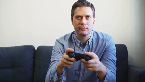 Mann,-der-Rennvideospiel-im-Fernsehen-spielt.-Gamepad-Controller-in-den-Händen.