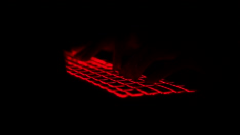 Hacker-tippt-Code-auf-Laptop-in-der-Nacht