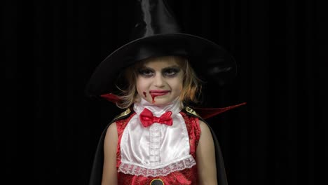 Niño-Drácula.-Chica-con-maquillaje-de-Halloween.-Niño-vampiro-con-sangre-en-la-cara