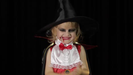 Niño-Drácula.-Chica-con-maquillaje-de-Halloween.-Niño-vampiro-con-sangre-en-la-cara