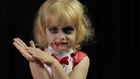 Dracula-Kind.-Mädchen-mit-Halloween-Make-up.-Vampir-Kind-mit-Blut-auf-ihrem-Gesicht