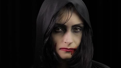 Vampir-Halloween-Make-up.-Frau-Porträt-mit-Blut-auf-ihrem-Gesicht.