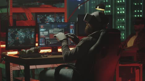 Hacker-mit-VR-Headset-und-Handschuhen