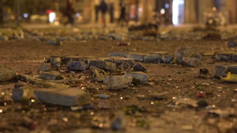 Gente-caminando-en-la-ciudad-destruida-después-de-la-batalla