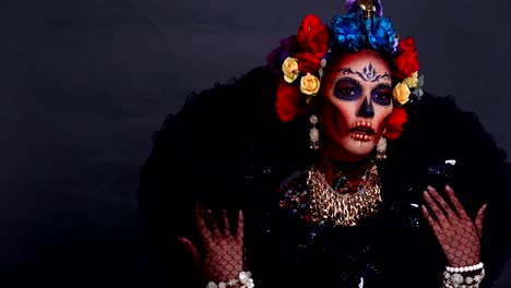 Retrato-de-primer-plano-de-la-modelo-femenina-con-un-maquillaje-de-calavera-de-azúcar