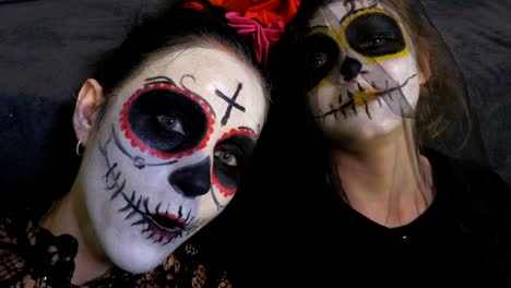 Mutter-und-Tochter-mit-Tag-der-Toten-schminken.-Halloween-Make-up-Ideen-Konzept