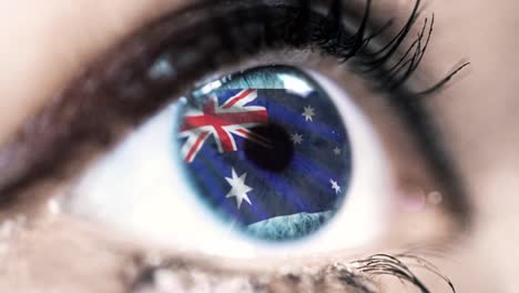 Frau-blaues-Auge-in-Nahaufnahme-mit-der-Flagge-von-Australien-in-Iris-mit-Windbewegung.-Videokonzept