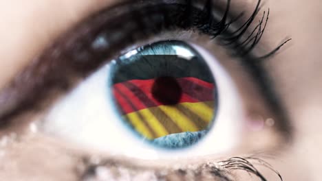 mujer-ojo-azul-en-primer-plano-con-la-bandera-de-Alemania-en-el-iris-con-el-movimiento-del-viento.-concepto-de-vídeo