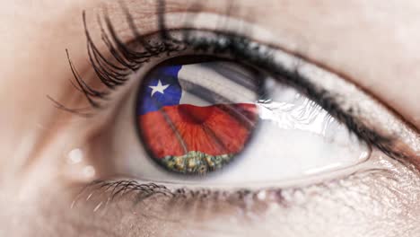 Frau-grünes-Auge-in-Nahaufnahme-mit-der-Flagge-von-Chile-in-Iris-mit-Windbewegung.-Videokonzept