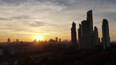 Buenos-Aires-Puerto-Madero-Himmel-Schrotter-und-Park-auf-Sonnenuntergang-Luft