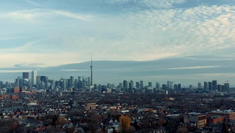 Toma-aérea-de-un-barrio-del-West-End-Toronto-a-finales-de-otoño.