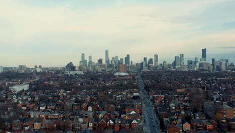 Toma-aérea-de-un-barrio-del-West-End-Toronto-a-finales-de-otoño.