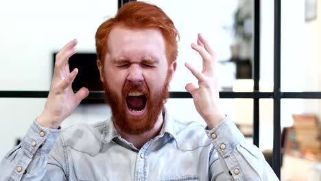 Portrait-of-Screaming-Upset-Man-in-Office