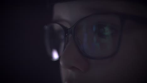 4K-Close-up-Reflection-in-Glasses-of-a-Child-Eyes