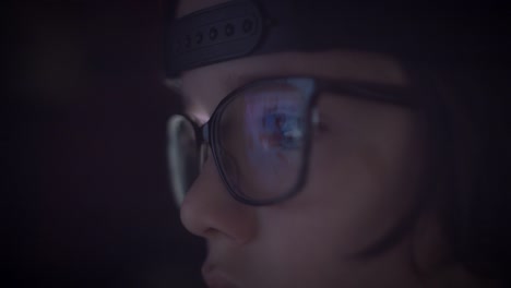 4K-Nahaufnahme-Computer-Reflexion-in-Gläser-die-Augen-eines-Kindes