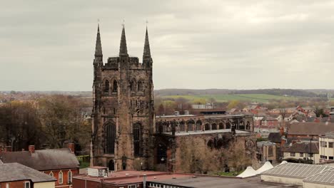 Eine-historische-Kirche-erhebt-sich-von-den-Dächern-von-Tamworth