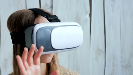 Junge-Frau-mit-Virtual-Reality-Brille