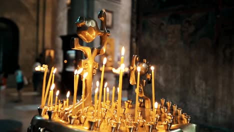 Viele-Kerzen-brennen-in-einer-Kirche