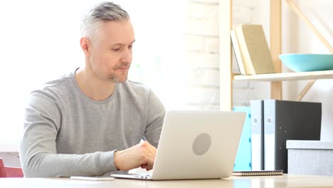 Wütend-applying-Man-Working-on-Laptop-im-Büro