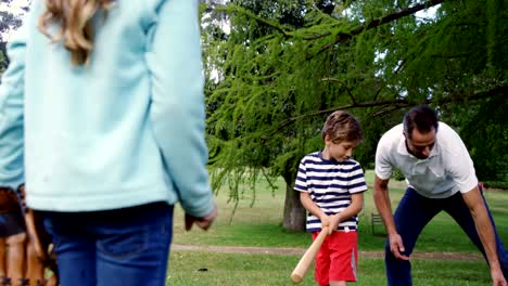 Familie-Baseball-im-Park-spielen