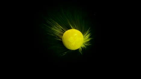 Slow-Motion-der-gelbe-Brausetabletten-Pille-scheint-eine-glänzende-Planeten-in-der-Galaxie-abstrakten-Hintergrund