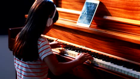 Girl-playing-piano-4k