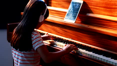 Niña-tocando-piano-4k