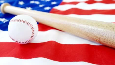 Baseball-und-Baseballschläger-auf-eine-amerikanische-Flagge