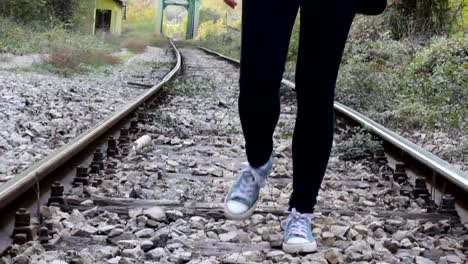 Una-chica-en-una-pista-del-ferrocarril