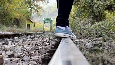 Una-chica-en-una-pista-del-ferrocarril