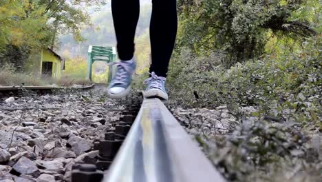 Una-chica-en-una-pista-del-ferrocarril