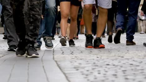 Beine-der-Menge-Menschen-auf-der-Straße