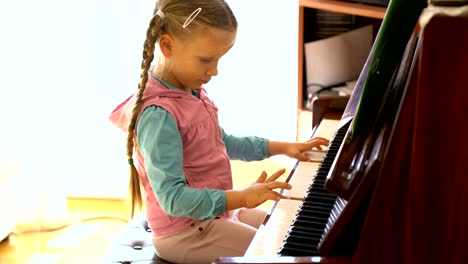 little-girl-learns-to-play-the-piano