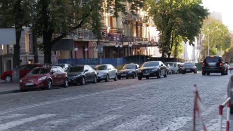 Tráfico-de-coches-en-el-camino-de-piedra