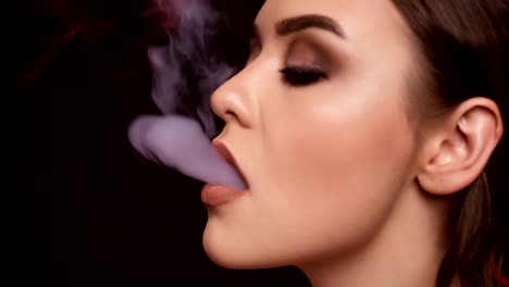 Mujer-morena-hermosa-glamorosa-fumar-cigarrillo-electrónico