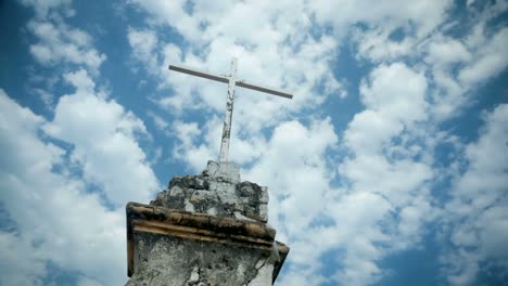 Zeitraffer-der-Wolken-und-Antike-alte-Kreuz-vor-blauem-Himmel