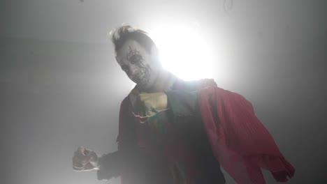 Infernal-böse-Halloween-Joker-clown-mit-einem-gruseligen-Kostüm-Lachen-crazy-in-Zeitlupe