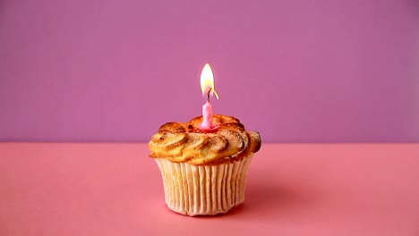 Cupcake-mit-einer-brennenden-Kerze-zum-Geburtstag.-Zeitraffer-video