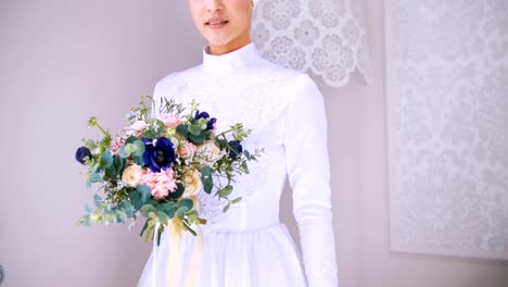 Schönes-Modell-in-muslimischen-weißes-Brautkleid-und-Braut-Kopfschmuck-mit-Blumen